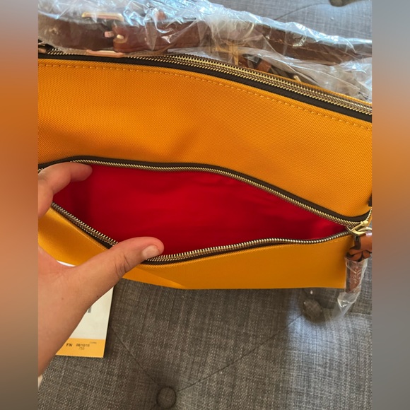 Dooney and Bourke Crossbody bag - Picture 3 of 6